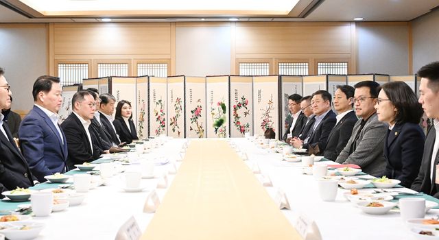 최상목 대통령 권한대행 부총리 겸 기획재정부 장관이 16일 오후 서울 종로구 정부서울청사에서 관계부처 장·차관, 기업대표 등 22명이 참석한 가운데 열린 '민간 경제사절단 만찬간담회'를 진행했다.&nbsp;