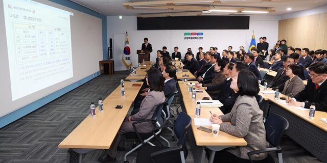 도의회서 열린 강원중도개발공사 관련 보고회 (사진=연합뉴스)