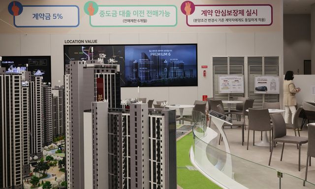 정부는 지방 건설경기를 짓누르는&nbsp;미분양&nbsp;해소를 위해 '악성&nbsp;미분양' 3천가구를 국토지주택공사(LH)가 사들이는 방안을 내놓았다. 정부는 19일 민생경제점검회의에서 이 같은 내용의 '지역 건설경기 보완방안'을 발표했다. 사진은 경기도 평택시 한&nbsp;아파트&nbsp;견본주택 모습.(사진=연합뉴스)