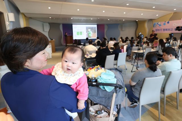 '임산부의 날'인 지난 10일 오전 경기도 고양시 일산차병원에서 부모와 임산부 등이 특강을 듣고 있다.