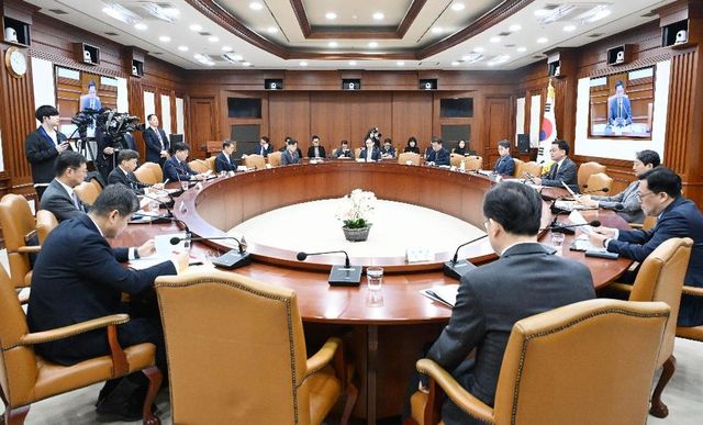 최상목 대통령 권한대행 부총리 겸 기획재정부 장관, 5일 국정현안관계장관회의 겸 경제관계장관회의 겸 산업경쟁력강화 관계장관회의.(사진=기획재정부)