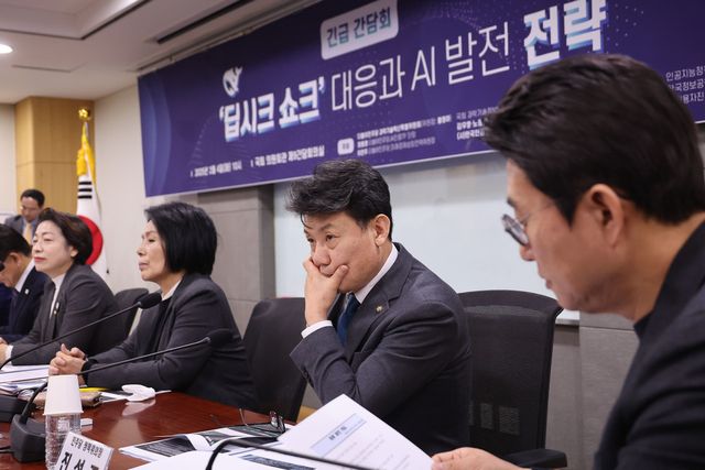 지난&nbsp;4일 오전 국회 의원회관에서 열린 딥시크 쇼크 대응과 AI 발전 전략 긴급 간담회에서 더불어민주당 진성준 정책위의장이 발언을 듣고 있다.(사진=연합뉴스)