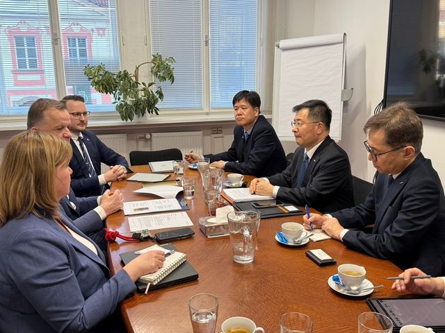 강경성&nbsp;KOTRA&nbsp;사장은 이달 5일 프라하에서 체코 투자청(CzechInvest)를 방문해 경협확대 이행방안을 협의했다. 강경성 사장(오른쪽 가운데)와 참석자들이 회의를 진행하고 있다.(사진=KOTRA)