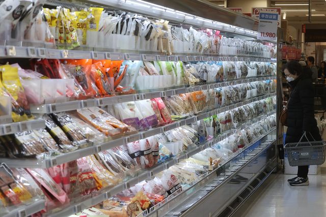 소비자원은 최근 육포 18개 제품의 영양성분, 안전성을 시험하고 제품 표시실태 및 가격 등을 조사한&nbsp;결과,&nbsp;씨피엘비(CPLB)에서 판매한 '곰곰 우육포'(제조원 홍선)에서 곰팡이가 검출됐다고 전했다.(사진=연합뉴스)