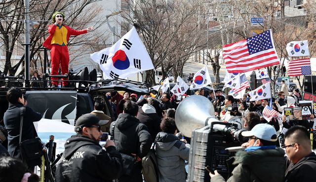 유튜버들의 무대. 지난 3일 서울 중앙대학교 정문에서 탄핵 찬·반 집회가 열리고 있다.(사진=연합뉴스)