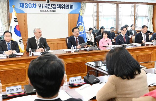 제30차 외국인 정책 위원회를 주재한 최상목 권한대행.(사진=기획재정부)