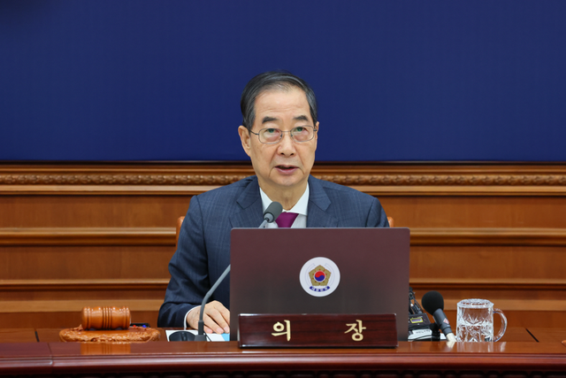 한덕수 대통령 권한대행 국무총리가 14일 세종대로 정부서울청사에서 열린 국무회의를 주재, 모두발언을 하고 있다.(사진=국무조정실)