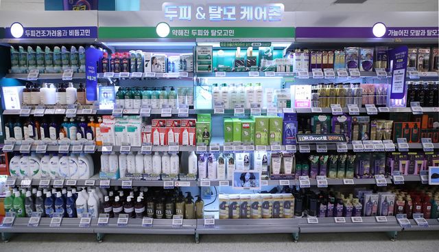 대형마트의 두피ㆍ탈모 케어존 제품들.(사진=연합뉴스)