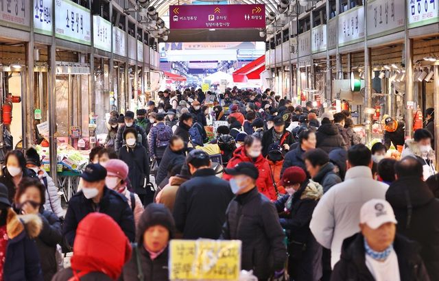 지난 설 명절, 설을 앞두고 붐비는 재래시장의 모습.(사진=연합뉴스)