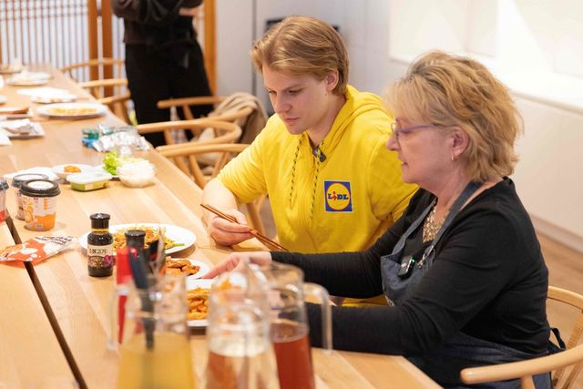 KOTRA는 주헝가리한국문화원과 함께 3월 28일과 4월 14일, 헝가리 부다페스트에서 K-소비재 체험 판촉 행사를 개최했다. 헝가리 대형 유통망 리들(LiDL)의 관계자가 한국 제품을 시식하고 있다.(사진=KOTRA)