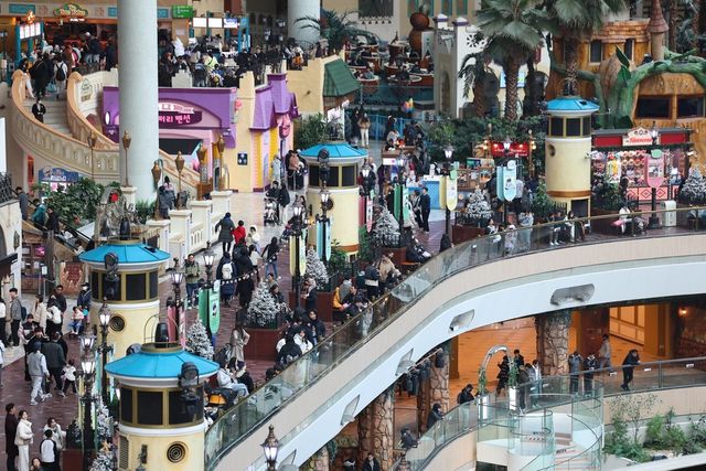 서울 송파구 롯데월드 어드벤처를 찾은 시민들. (사진=연합뉴스