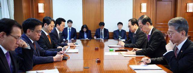 한덕수 대통령 권한대행 국무총리가 상호관세 대응 긴급 경제안보전략TF회의를 주재하고 있다.(사진=국무조정실)