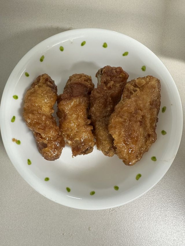 제보자가 첨부한 치킨 사진. 제보자는 교촌치킨 허니콤보 제품에서 치킨 다리가 윙보다 작고 살이 없다고 강조했다. 제보자가 첨부한 치킨 사진을 보면 치킨 다리와 윙의 차이를 구별하기 힘들다.&nbsp;