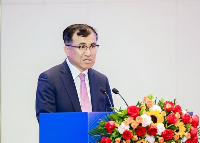 산업통상자원부와&nbsp;KOTRA는 중국 허난성 정부와 공동으로 5월 19일부터 사흘간 ‘2025 한-중 미래협력플라자’를 개최했다. 황재원&nbsp;KOTRA&nbsp;중국지역본부장이 20일 ‘정저우 미래협력포럼’에서 개회사를 하고 있다. (사진=KOTRA)