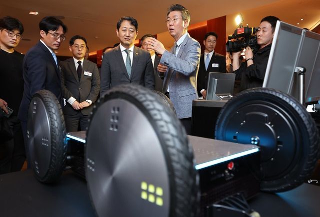 안덕근 산업통상자원부 장관(왼쪽)이 20일 서울 중구 웨스틴조선호텔에서 열린 'K-온디바이스 AI반도체 협력포럼'에서 전시된 AI 관련 제품을 둘러보고 있다. (사진=연합뉴스)