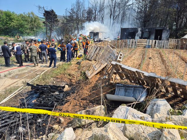 29일 오후 경북 포항시 남구 동해면 신정리 포항공항 인근 야산에 해군이 운용하는 해상초계기가 추락했다. 해군과 소방 당국 등에 따르면 사고 비행기는 P-3C 해상초계기로 추락 당시 기내에 4명이 탑승하고 있었다. (사진=연합뉴스)