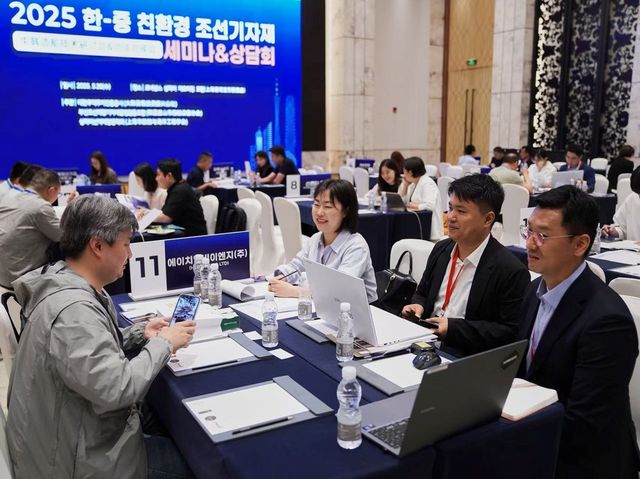 산업통상자원부와&nbsp;KOTRA는 5월 27일부터 4일간 중국 상하이에서 부산시, 부산조선해양기자재공업협동조합과 함께 ‘한-중 친환경 조선기자재 GP상담회’를 개최했다. 한-중 기업들이 수출 상담을 하고 있다. (사진=KOTRA)