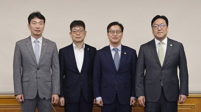 김범석 기획재정부 장관 직무대행이 8일 오전 서울 중구 은행회관에서 열린 '거시경제·금융현안간담회(일명 F4회의)'를 주재하고 회의 시작에 앞서 기념촬영을 하고 있다.(사진=기획재정부)