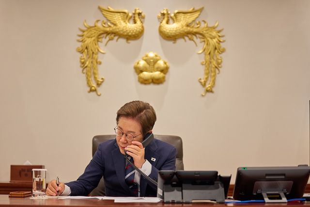 이재명 대통령이 11일 서울 용산구 대통령실 청사 집무실에서 페트르 피알라 체코 총리와 전화 통화를 하고 있다. (대통령실 제공)&nbsp;