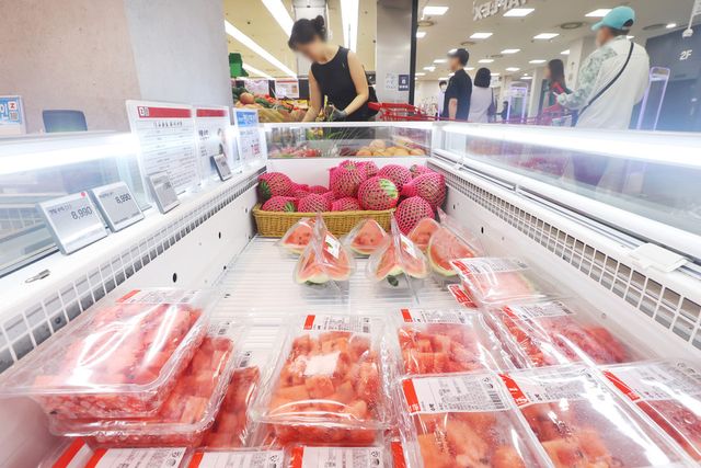 서울의 한 대형마트 조각·미니 수박 판매대의 모습. (사진=연합뉴스)