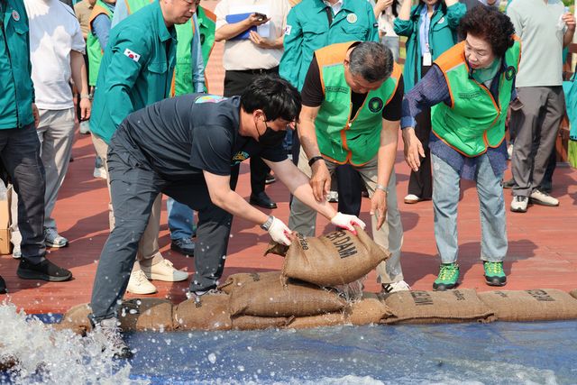 풍수해 대응 흡착마대 설치 훈련. 지난 5월 26일 오후 광주 남구 빛고을농촌테마공원에서 열린 풍수해 대응 합동훈련에서 양수기 가동, 이동식 차수판 및 흡착마대 설치 등 재난관리자원 가동 훈련을 진행했다. (사진=연합뉴스)