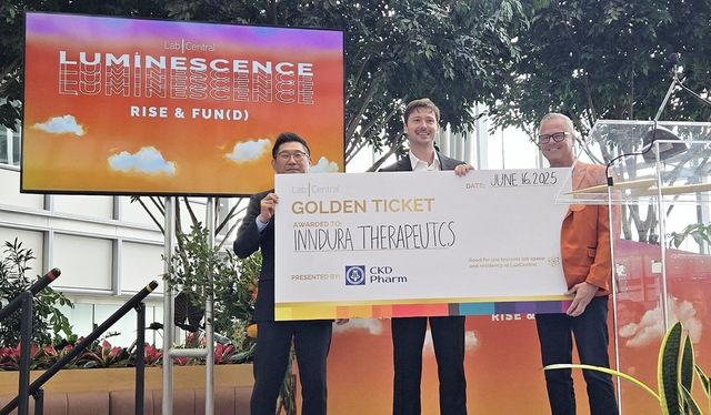 16일(현지시각)&nbsp;미국&nbsp;보스턴에서&nbsp;열린&nbsp;‘2025&nbsp;CKD&nbsp;Pharm&nbsp;Golden&nbsp;Ticket’&nbsp;행사에서&nbsp;(왼쪽부터)&nbsp;종근당&nbsp;김영주&nbsp;대표와&nbsp;InnDura&nbsp;Therapeutics&nbsp;CEO&nbsp;Nikola&nbsp;Ivica,&nbsp;랩센트럴&nbsp;CBO&nbsp;Mike&nbsp;Larhette가&nbsp;기념촬영을&nbsp;하고&nbsp;있다. (사진=종근당)