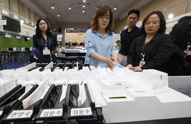 제21대 대통령선거를 하루 앞둔 2일 선거관리위원회 관계자들이 서울 용산구 신광여고에 마련된 개표소에서 투표지 분류기 최종 모의시험을 하고 있다. (사진=연합뉴스)