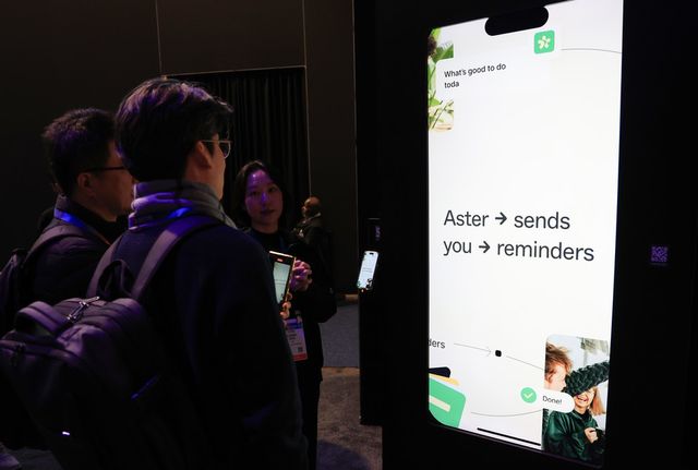 CES 2025 개막 사흘째인 9일(현지시간) 미국 네바다주 라스베이거스 컨벤션센터 센트럴홀에 마련된 SK 전시관에서 관람객이 인공지능 개인 비서 서비스 '에스터'에 관해 설명듣고 있다. (사진=연합뉴스)