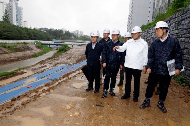 황상하 사장 등 점검단은 현장을 방문, 하천 사면 보호 상태와 시설물 안전성을 확인하고 집중호우 대응 방안을 논의했다. (사진=SH공사)