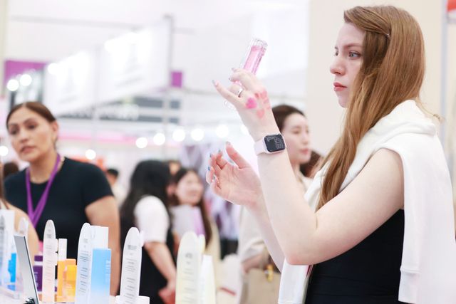 지난달 28일 서울 강남구 코엑스에서 열린 2025 서울국제화장품미용산업박람회 및 국제건강산업박람회를 찾은 외국인 바이어가 제품을 살펴보고 있다. (사진=연합뉴스)