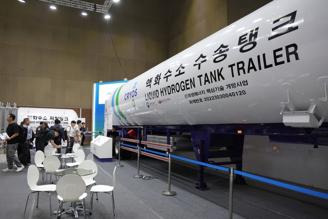 지난해 9월&nbsp;25일 경기도 고양시 킨텍스에서 열린 H2 MEET 수소전시회에서 액화수소 수송 탱크가 전시되어 있다. (사진=연합뉴스)