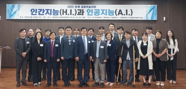 (첫번째줄 왼쪽에서 5번째 (사)한국법학회 등기이사장 최재웅 변호사, 이하 (사)한국법학회 회원일동.