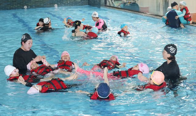 문화체육관광부는 문화비 소득공제 대상을 헬스장·수영장으로 확대해 총급여 7000만 원 이하인 근로소득자는 시설이용료의 30%를 최대 300만 원 한도에서 소득공제로 돌려받을 수 있게 된다고 밝혔다. 사진은 제주시 연동의 한 수영장에서 해오름어린이집 만 6∼7세 아동들이 제주해양경찰서 구조대원과 수영강사 등으로부터 생존수영을 배우고 있는 모습. (사진=연합뉴스)