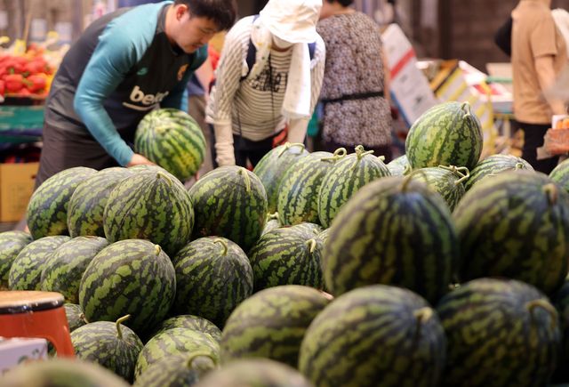 전기·가스요금 지원받는다...소상공인 위한 시행령 22일부터 시행. 사진은 서울의 한 재래시장에서 수박이 판매되고 있는 모습. (사진=연합뉴스)