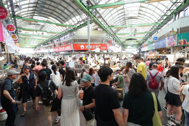 지난 14일부터 본격 시행 중인 '부담경감크레딧'에 지원&nbsp;대상자 311만 명 중 69.1%에 해당하는 215만 명이 신청한 것으로 나타났다. 사진은 서울의 한 전통 시장의 모습. (사진=연합뉴스)