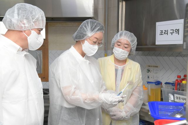 식약처, 우유, 발효유 등 유가공품 제조·판매 업체 점검 결과...6곳 적발. 사진은 오유경 처장이 7월 21일 경기 화성시 상리요양원에서 어르신 대상 급식시설의 안전관리 현장을 점검하고 있는 모습. (사진=식약처)