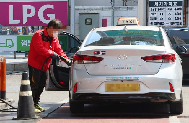11월부터 LPG충전소 셀프 충전 허용. 사진은&nbsp;서울 구로구의 한 LPG 충전소에서 관계자가 충전하고 있는 모습. (사진=연합뉴스)