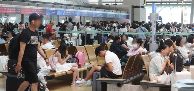 여행플랫폼에 대한 소비자들의 불만이 3년새 6배로 증가한 것으로 나타났다. 사진은 여름휴가 성수기인 지난 3일 인천국제공항 제1여객터미널 출국장이 해외로 출국하는 여행객들로 붐비고 있는 모습. (사진=연합뉴스)