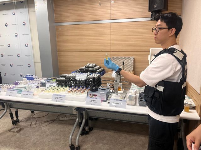'스테로이드 불법 제조·판매' 모자 적발...12억6천만원 규모. 지난 7월 22일 브리핑에서 특사경이 무허가 의약품 제조 및 판매 과정을 시연하고 있는 모습. (사진=연합뉴스)