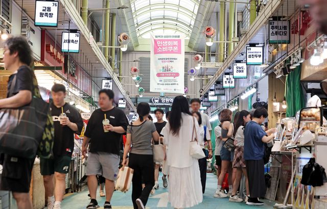 소비 활성화를 위해 9월에 온·오프라인 소상공인 2만 9000개 사가 참여하는 역대 최대 규모의 동행축제가 열린다. 소상공인연합회가 지난 5∼7일 전국상인연합회와 손잡고 골목상권과 전통시장 소상공인 2천35명을 대상으로 설문 조사한 결과 응답자의 55.8%가 소비쿠폰 지급 이후 사업장에서 매출이 증가했다고 답한 바 있다. (사진=연합뉴스)