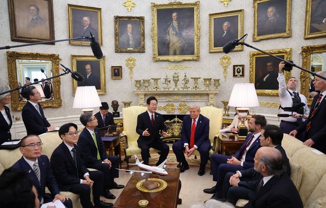 이재명 대통령과 도널드 트럼프 미국 대통령이 25일(현지시간) 미국 워싱턴DC 백악관에서 정상회담을 하고 있다. (사진=연합뉴스)