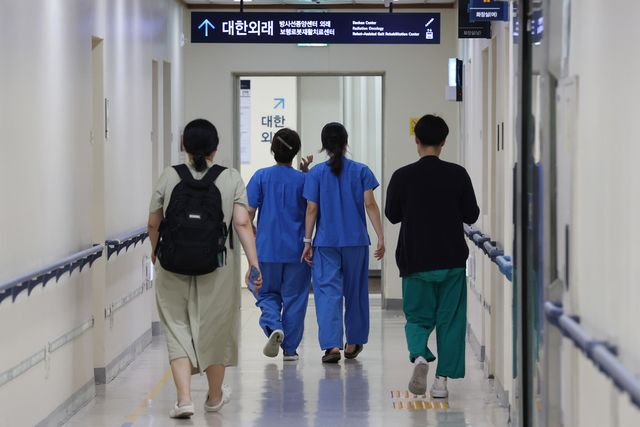 지난해 연간 의료비 총액이 본인부담상한액을 초과해 지출한 건강보험 가입자&nbsp;213만 5776명에게 총 2조 7920원이 환급된다.&nbsp;사진은 서울 시내의 한 대학병원의 모습. (사진=연합뉴스)