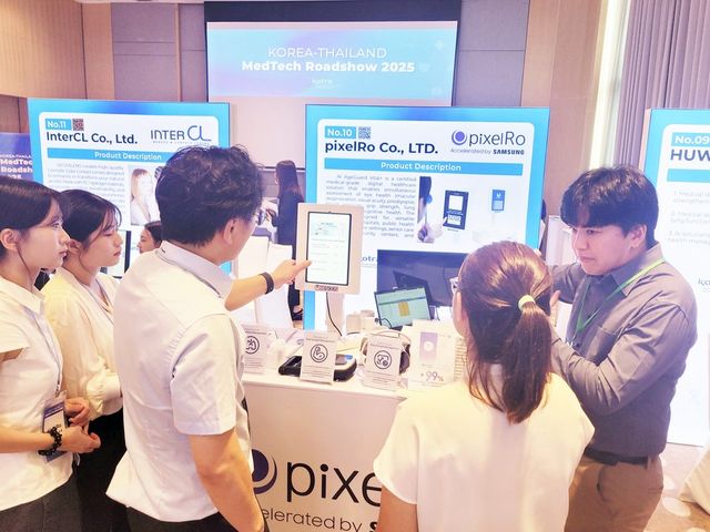 산업통상자원부와&nbsp;KOTRA는 8월 28일부터 29일까지 방콕에서 '한-태 바이오테크 파트너십'을 개최한다. 참가 기업들이 현지 바이어와 제품 상담을 진행하고 있다. (사진=KOTRA)