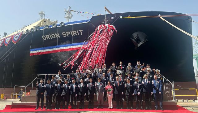 정부가&nbsp;첨단소재·부품 국산화와 'K-붐업'을 목표로 SiC(실리콘카바이드) 전력반도체, LNG(액화천연가스) 화물창, 그래핀, 특수탄소강, K-식품 등 5대 선도 프로젝트의 첫 번째 추진계획을 확정하고 본격적인 지원에 나선다. 사진은 K-조선 대형 액화천연가스(LNG) 운반선 수출 500호 달성 선박 명명식에서 참석자들이 기념 촬영을 하고 있는 모습. (사진=연합뉴스)