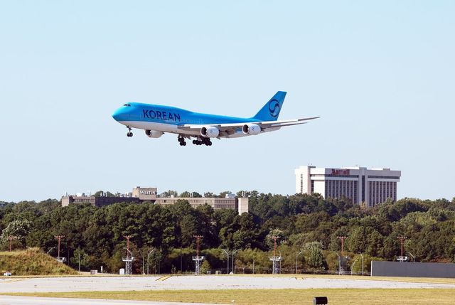 미국 조지아주 현대차그룹-LG에너지솔루션 배터리 합작 공장(HL-GA 배터리회사) 건설 현장에서 구금된 한국인을 태울 대한항공 전세기가 10일(현지시간) 하츠필드-잭슨 애틀랜타 국제공항에 착륙하고 있다. (사진=연합뉴스)