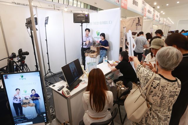 동영상 공유 플랫폼 기반의 소셜미디어(SNS)가 인기를 끌면서 이를 활용한 라이브 커머스가 새로운 구매 방식으로 주목받고 있다. 하지만 청약철회 거부 등으로 인한 소비자 불만도 늘고 있어 주의가 요구된다. 사진 서울 중구 동대문디자인플라자(DDP)에서 열린 2023 서울우먼업 페어를 찾은 참관객들이 라이브커머스&크리에이터 체험을 하고 있는 모습. (사진=연합뉴스. 해당 기사와 사진은 아무런 관련이 없습니다.)