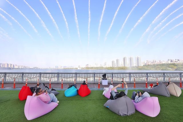 19일(금)부터 28일(일)까지 열흘 동안 잠원한강공원에서 지역 예술가 및 시민들과 함께 만드는 ‘2025 한강 무릉도원 축제’가 열린다. 사진은 한강 잠수교 위에서 휴식을 취하고 있는 시민들의 모습. (사진=연합뉴스)