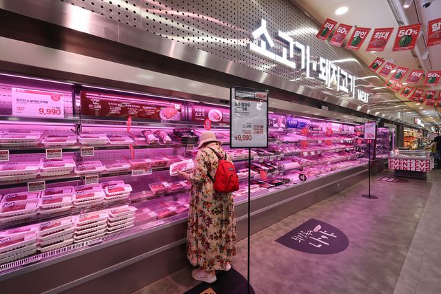 농림축산식품부는 올해 추석을 맞이해 한우를 최대 50% 할인판매하는 '소(牛)프라이즈 2025 한우 할인행사'를 실시한다. 사진은 서울 시내 한 대형마트의 육류 코너에서 소비자가 상품을 고르는 모습. (사진=연합뉴스)