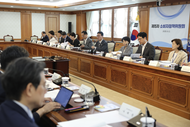 김민석 국무총리가 세종대로 정부서울청사에서 열린 제15차 소비자정책위원회를 주재하고 있다. (사진=국무조정실)