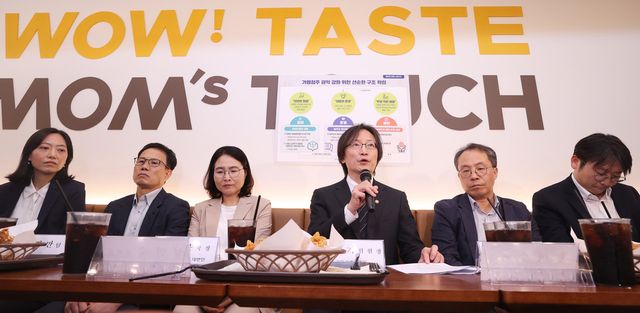 공정거래위원회는 가맹점주 권익 강화를 위해 정보공개서에 대한 심사체계를 등록제에서 공시제로 개편해 최신 정보를 제때 제공하게 하고, 가맹점주단체 등록제를 도입해 점주단체에 공적 대표성을 부여한다. 사진은 주병기 공정거래위원장이 23일 서울 마포구 한 패스트푸드 매장에서 열린 '가맹점주 권익강화 종합대책 발표 및 현장 간담회'에서 모두 발언을 하고 있는 모습. (사진=연합뉴스)